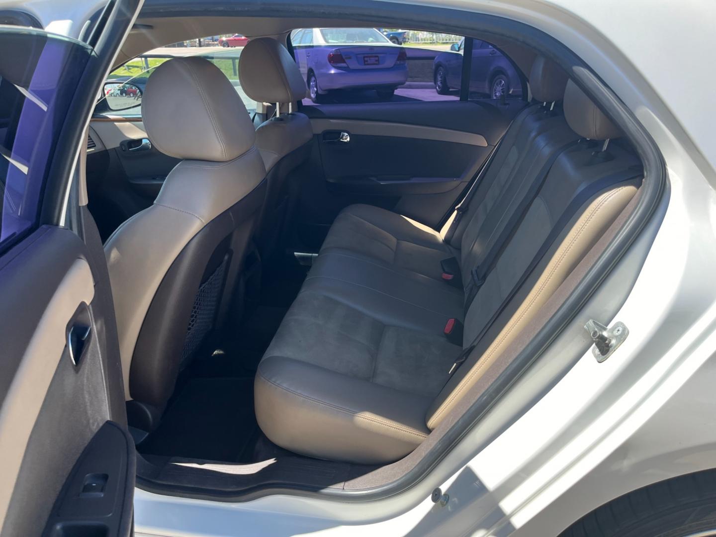 2010 white /black Chevrolet Malibu 2LT (1G1ZD5E7XAF) with an 3.6L V6 DOHC 24V engine, 6-Speed Automatic transmission, located at 14700 Tomball Parkway 249, Houston, TX, 77086, (281) 444-2200, 29.928619, -95.504074 - Photo#9